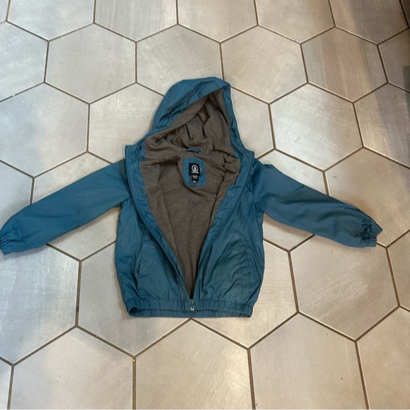 Volcom windbreak/rain jacket sz 5 little kids. - Picture 5 of 9
